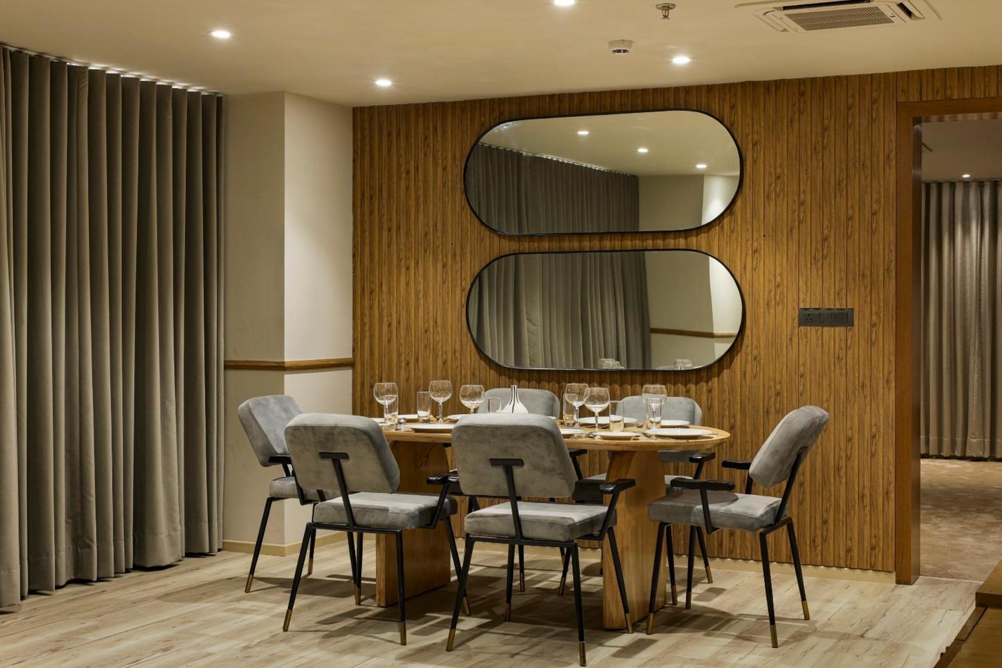 Sunday Hotel Вадодара Экстерьер фото