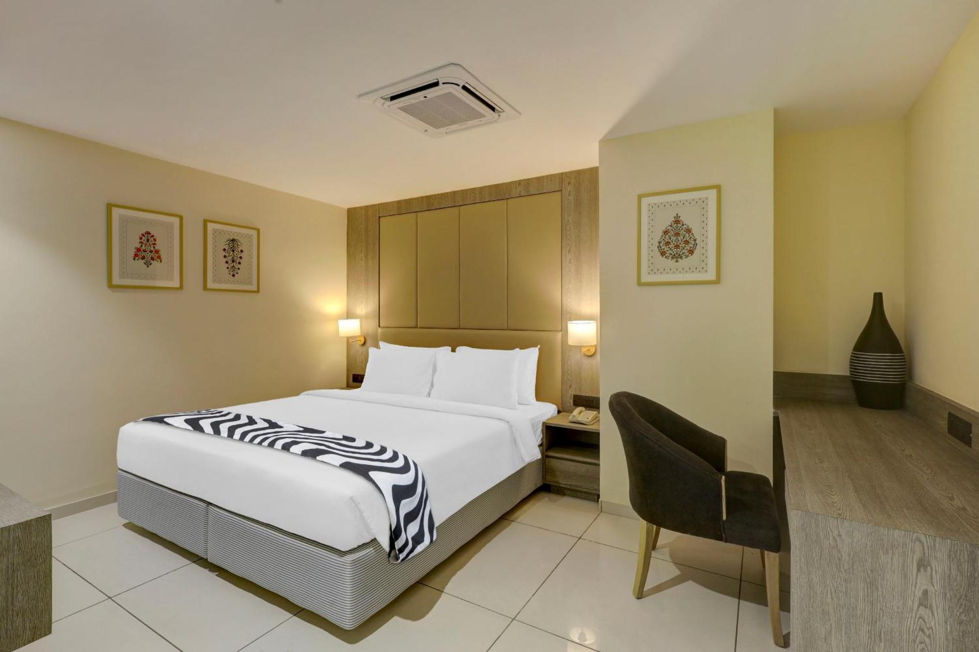 Sunday Hotel Вадодара Экстерьер фото