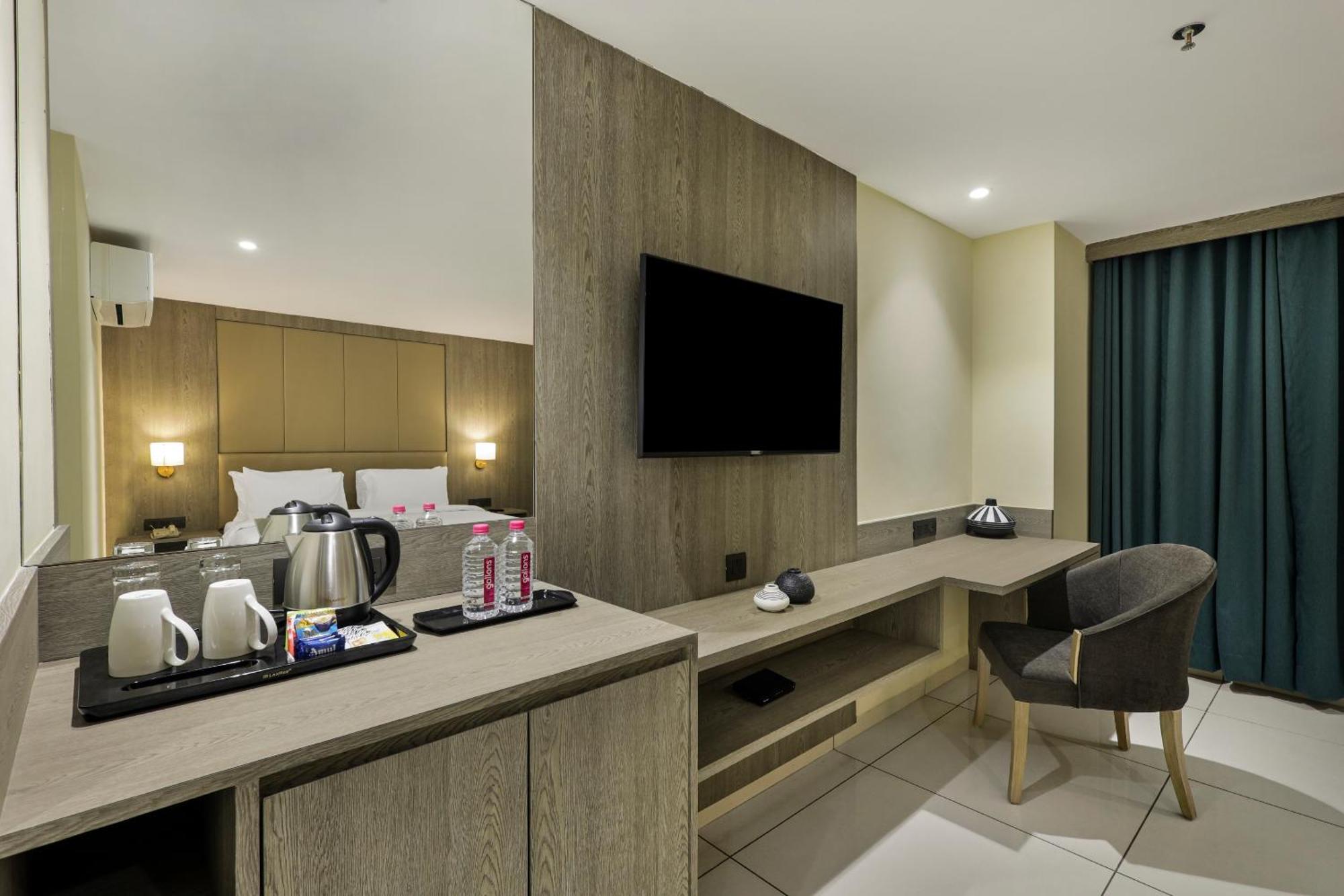 Sunday Hotel Вадодара Экстерьер фото