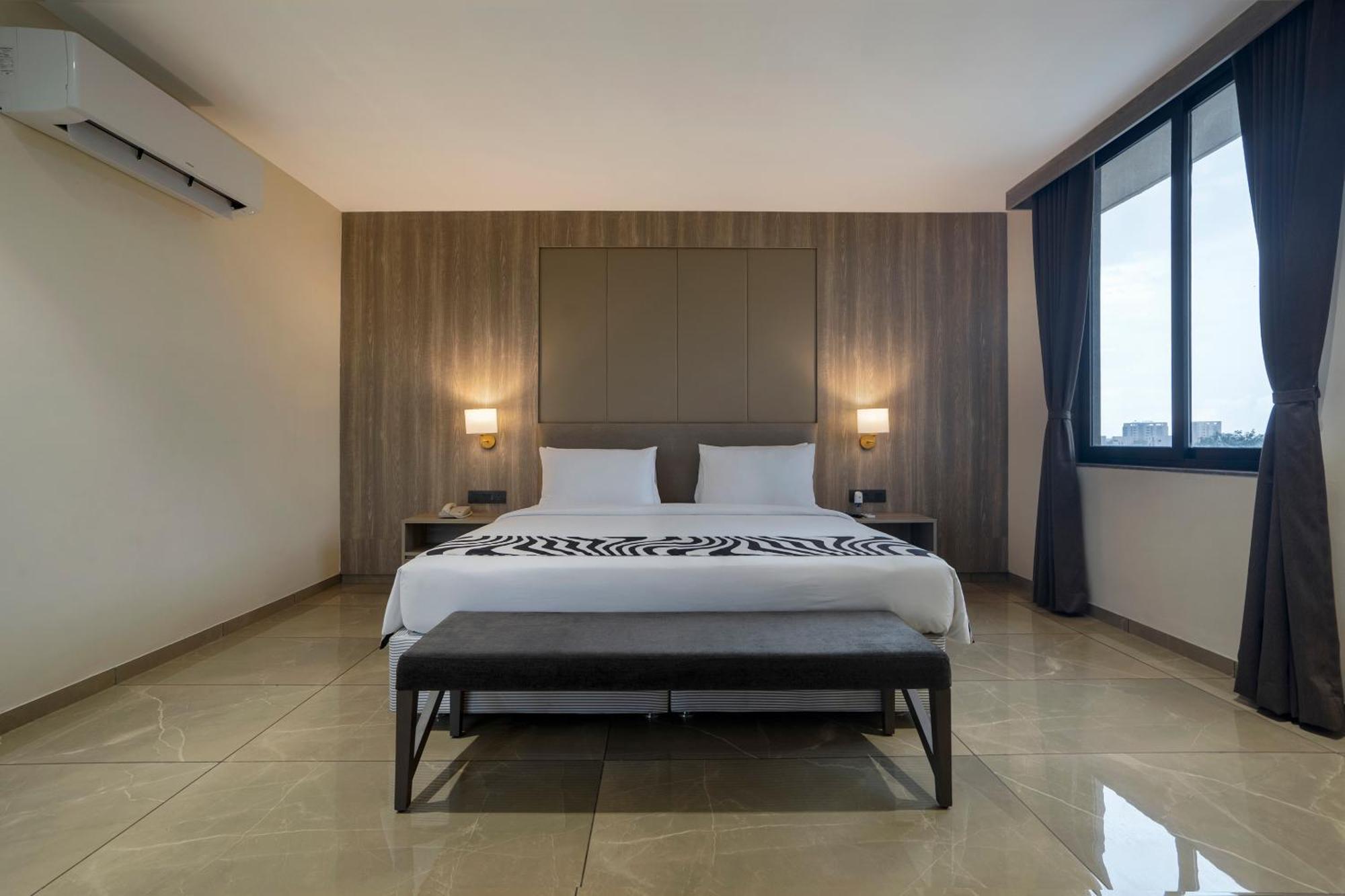 Sunday Hotel Вадодара Экстерьер фото