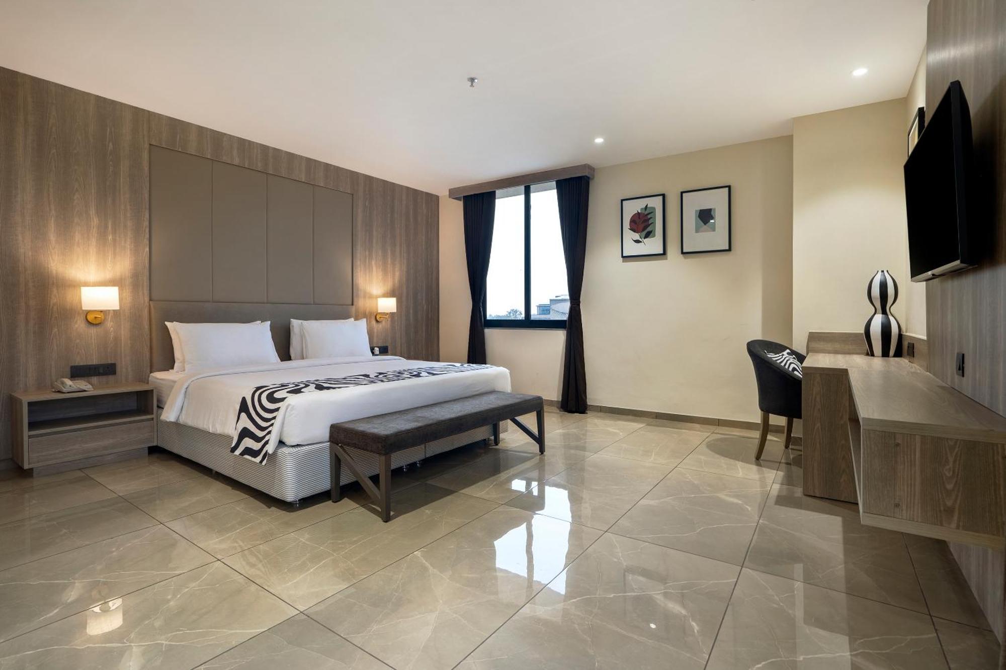 Sunday Hotel Вадодара Экстерьер фото