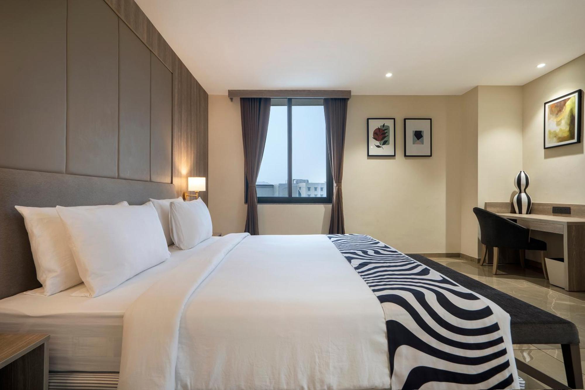 Sunday Hotel Вадодара Экстерьер фото