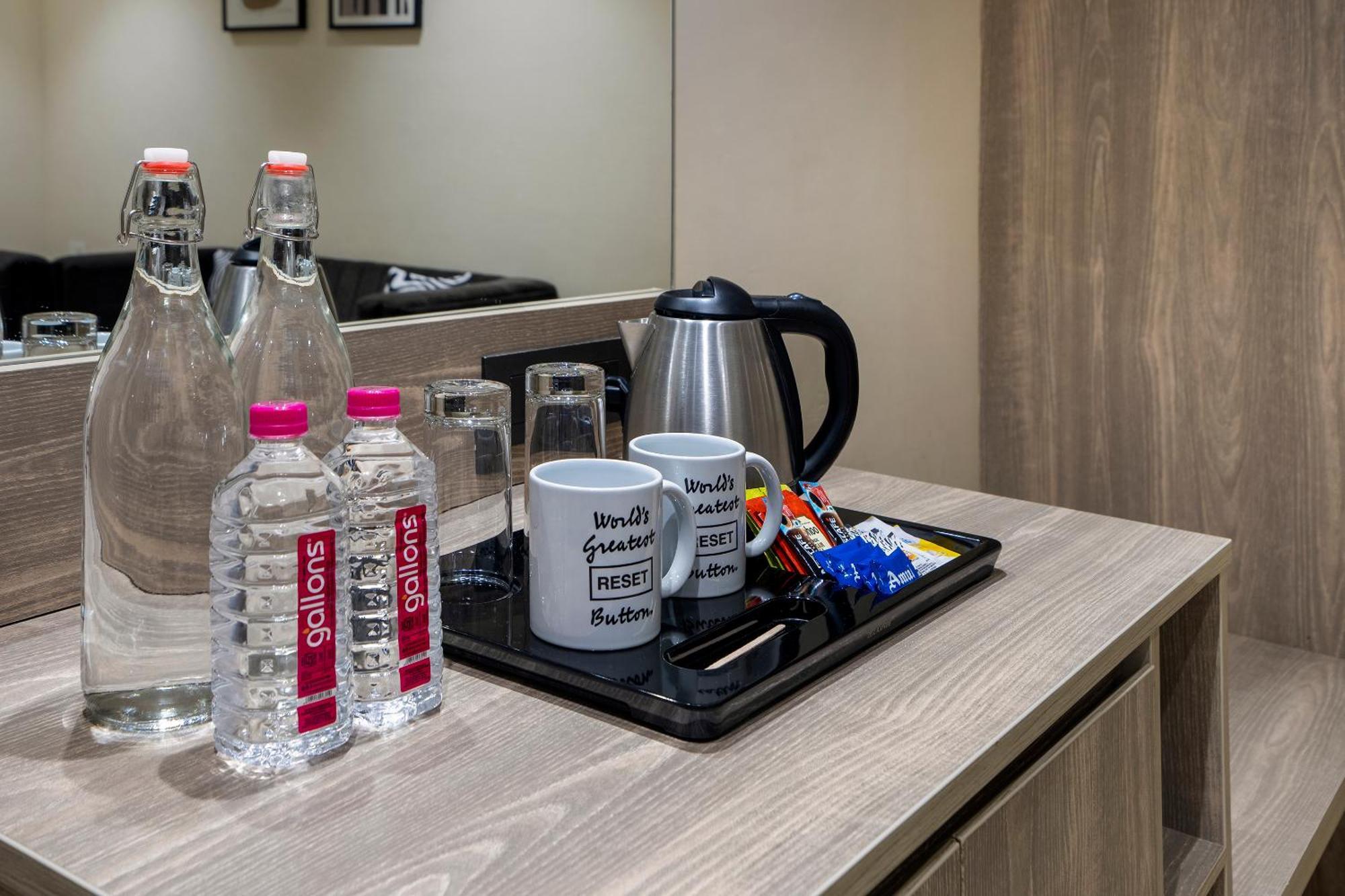 Sunday Hotel Вадодара Экстерьер фото