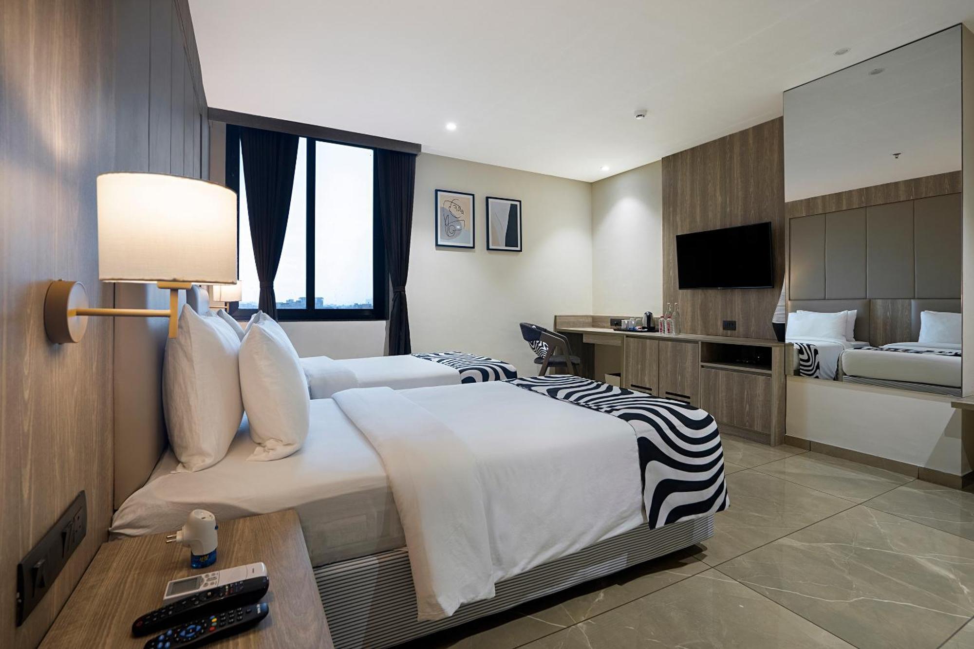 Sunday Hotel Вадодара Экстерьер фото