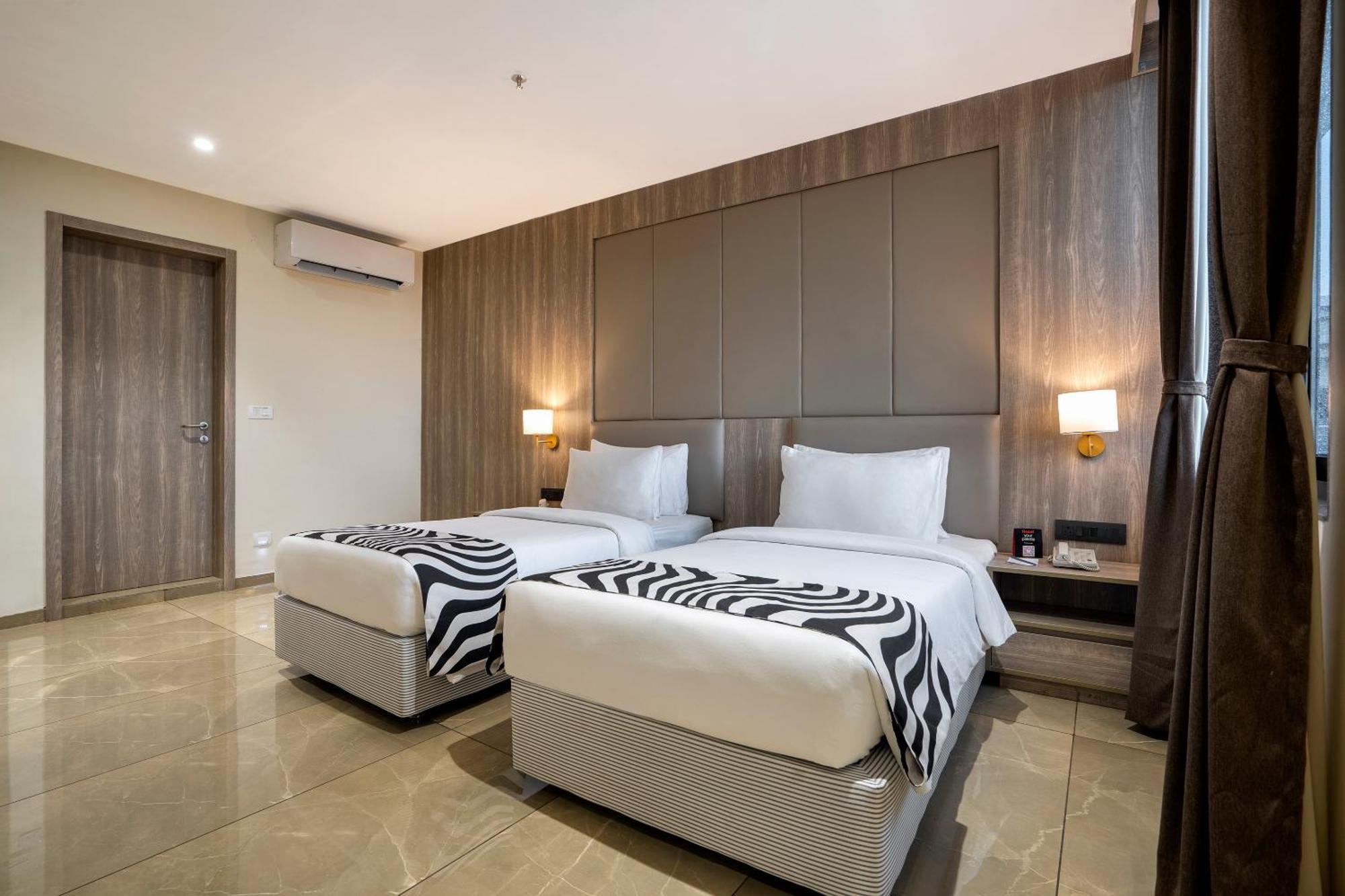 Sunday Hotel Вадодара Экстерьер фото