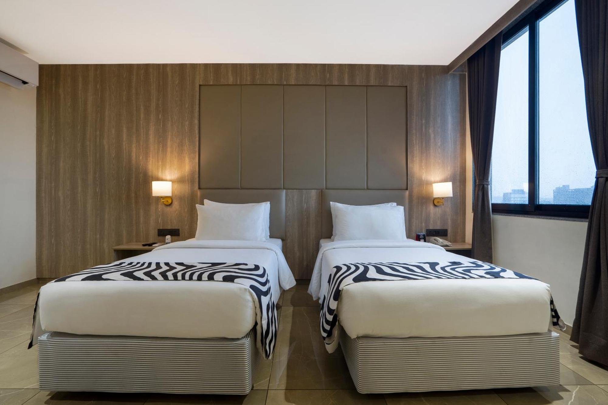 Sunday Hotel Вадодара Экстерьер фото