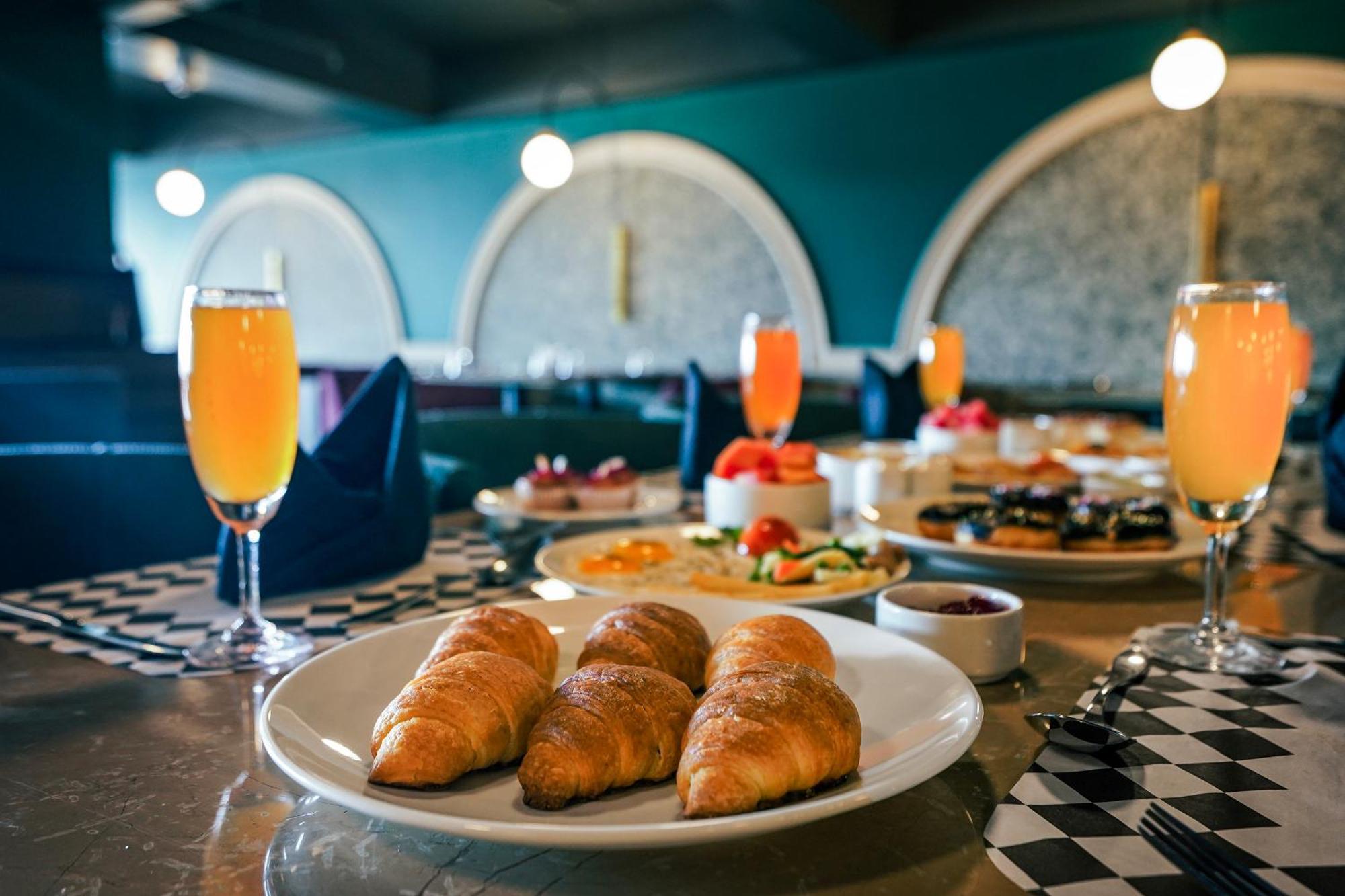 Sunday Hotel Вадодара Экстерьер фото