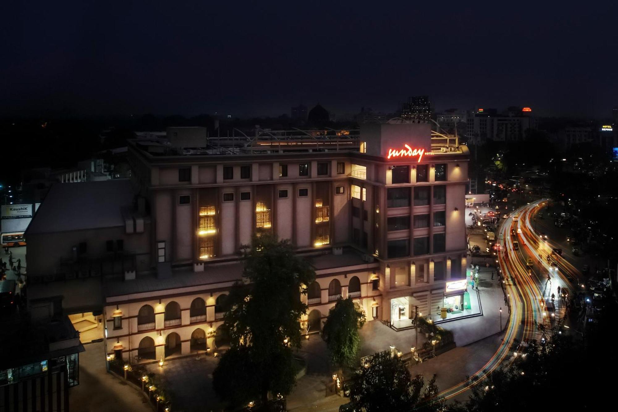 Sunday Hotel Вадодара Экстерьер фото