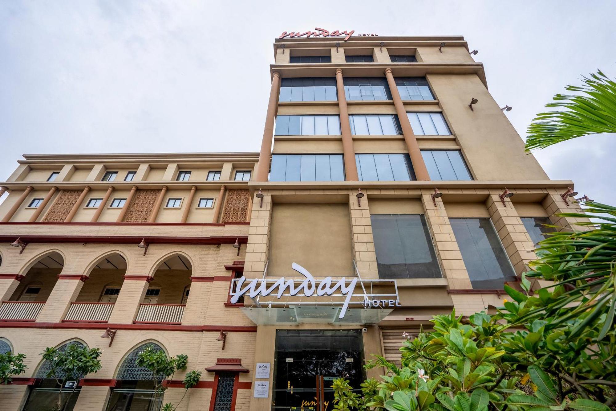Sunday Hotel Вадодара Экстерьер фото