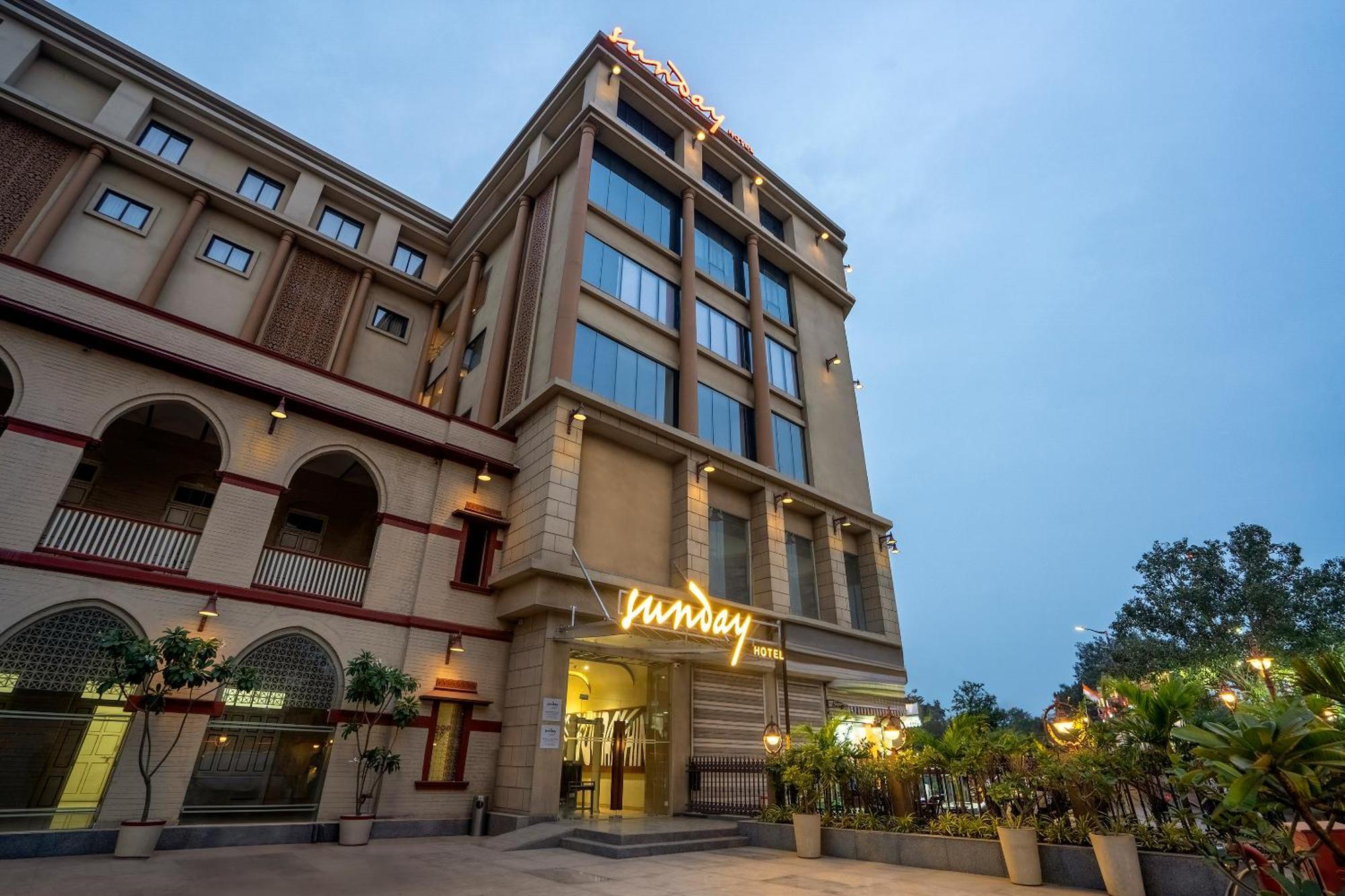 Sunday Hotel Вадодара Экстерьер фото