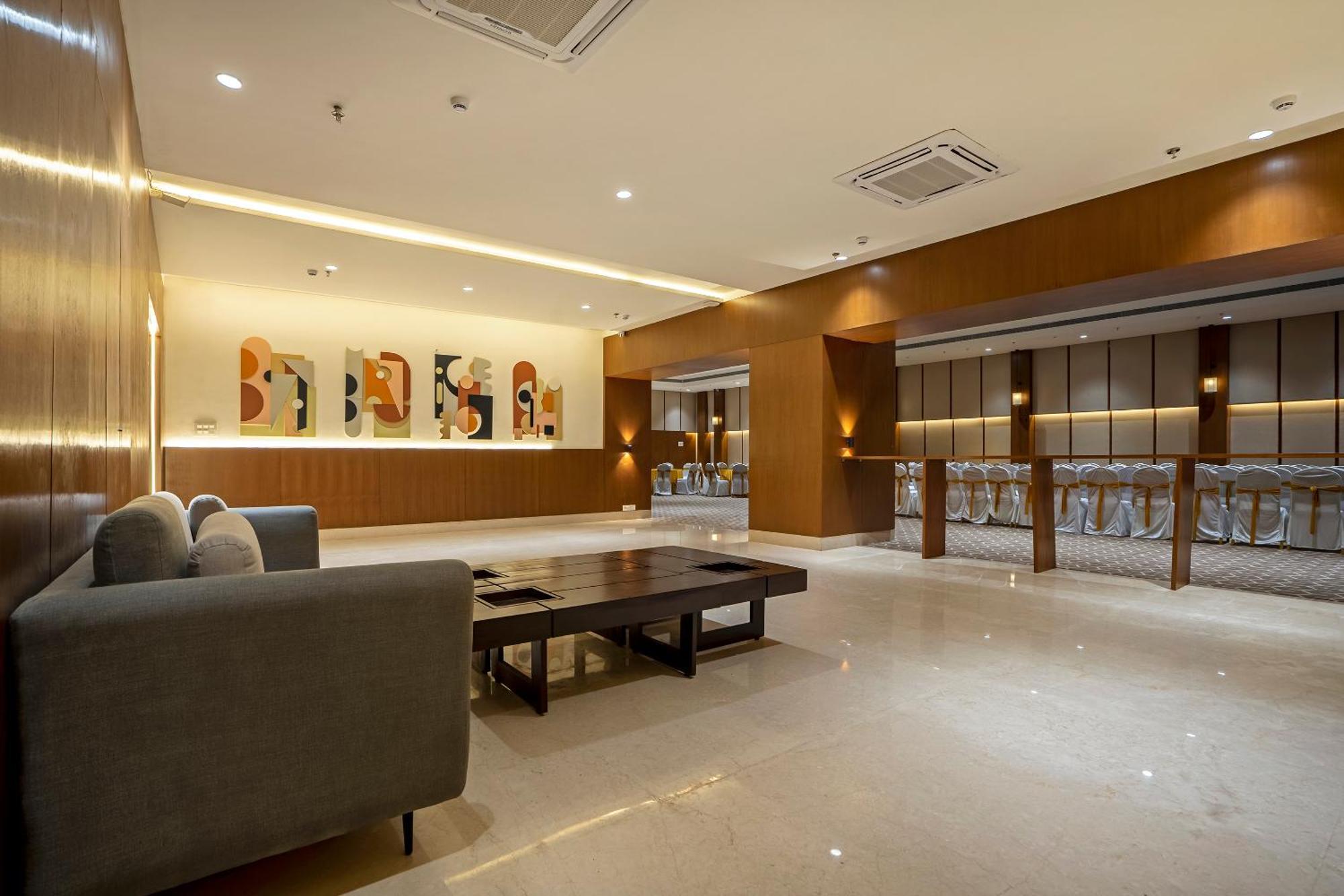 Sunday Hotel Вадодара Экстерьер фото