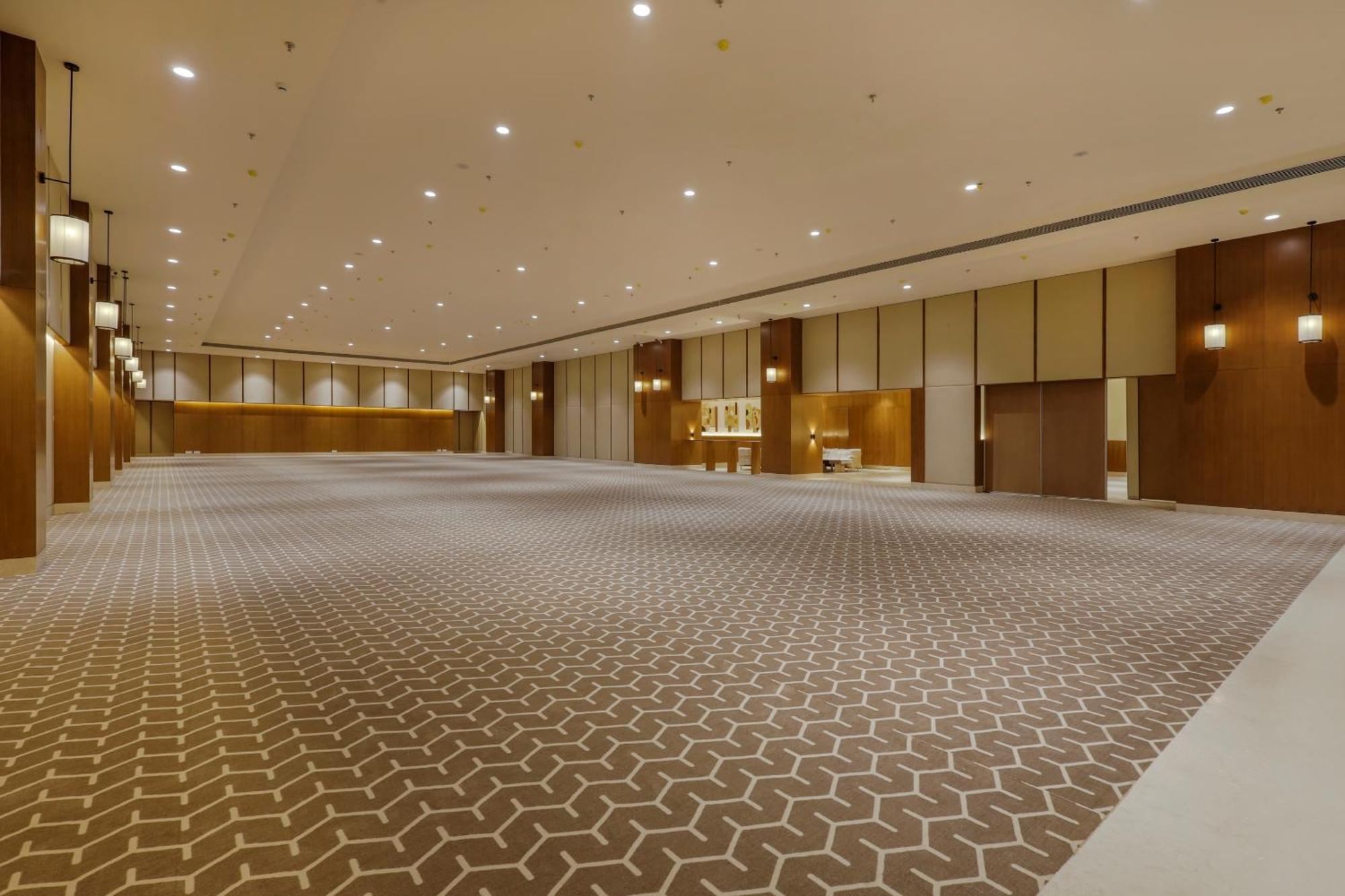 Sunday Hotel Вадодара Экстерьер фото